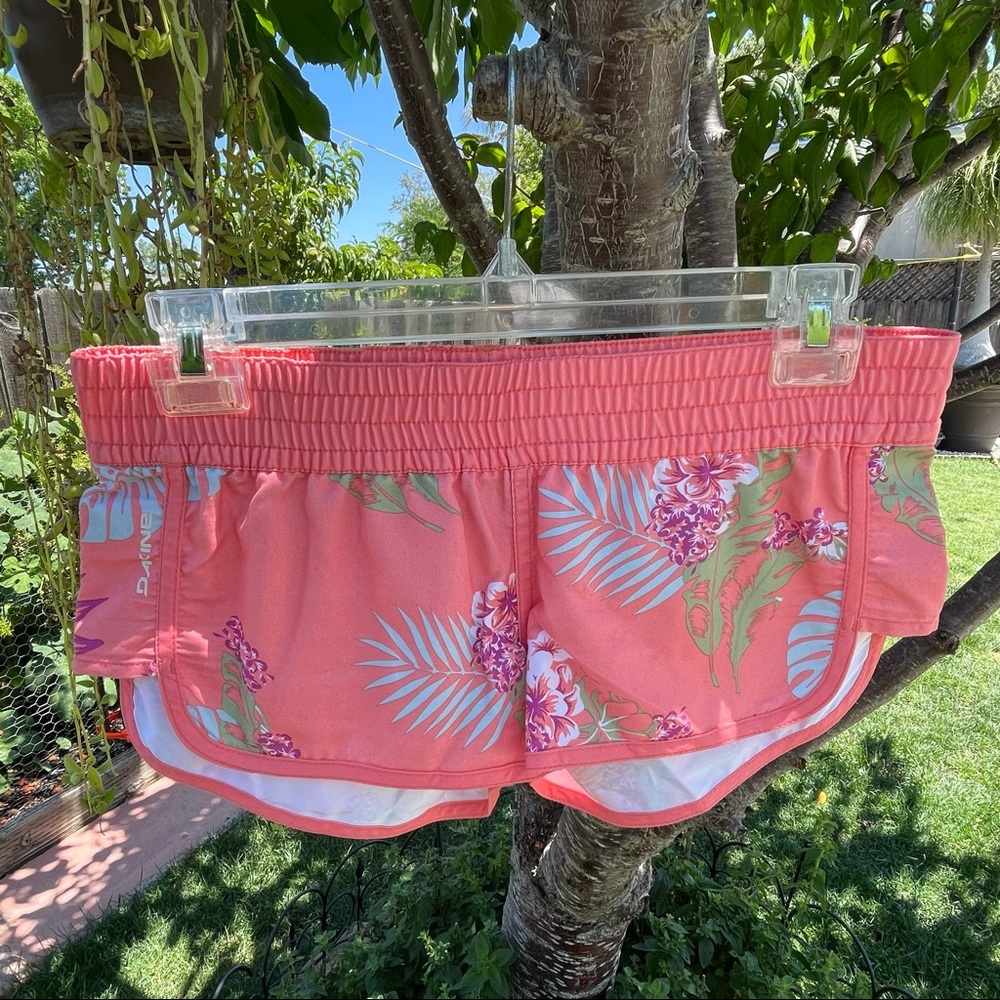 Dakine | Hawaii Floral Pull On Elastic Waist Shorts